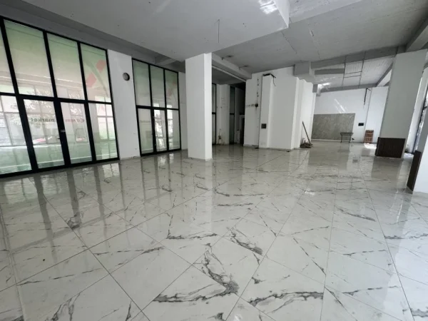 Tirane, jepet me qera ambjent biznesi Kati 0, 170 m² 2.000 € (Rr. Irfan Tomini, Vasil Shanto)