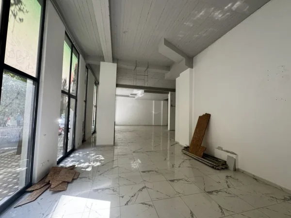 Tirane, jepet me qera ambjent biznesi Kati 0, 170 m² 2.000 € (Rr. Irfan Tomini, Vasil Shanto)