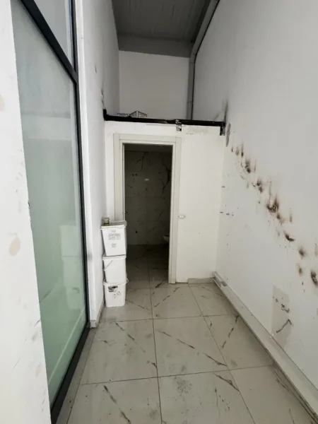 Tirane, jepet me qera ambjent biznesi Kati 0, 170 m² 2.000 € (Rr. Irfan Tomini, Vasil Shanto)