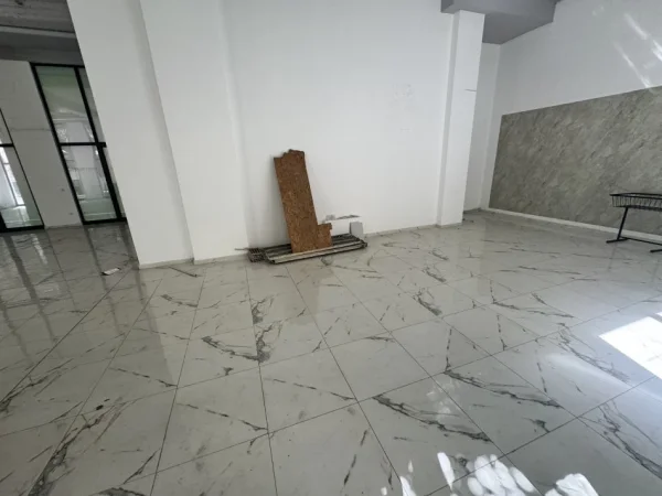 Tirane, jepet me qera ambjent biznesi Kati 0, 170 m² 2.000 € (Rr. Irfan Tomini, Vasil Shanto)
