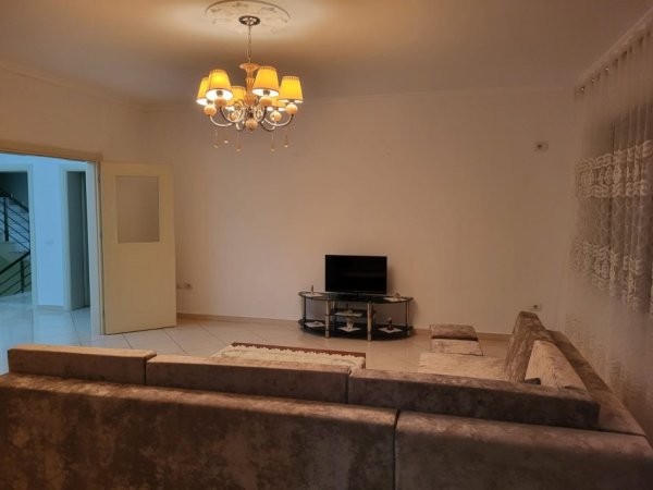 Tirane, jepet me qera kati i dyte i nje vile 3+1 Kati 2, 228 m² 600 € (Prane TEG)