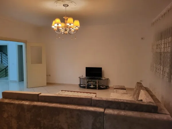 Tirane, jepet me qera kati i dyte i nje vile 3+1 Kati 2, 228 m² 600 € (Prane TEG)