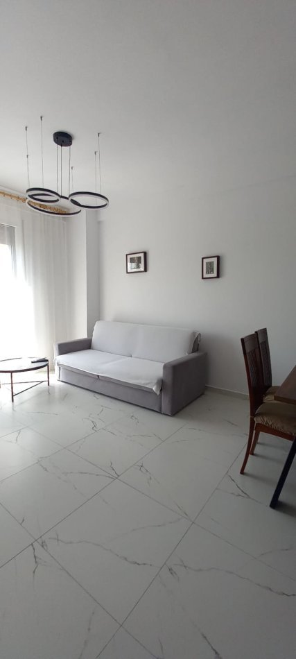 Tirane, jepet me qera apartament 2+1+Ballkon Kati 4, 100 m² 600 € (Oxhaku)