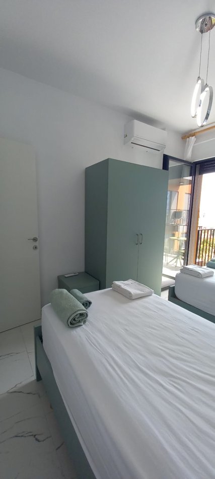 Tirane, jepet me qera apartament 2+1+Ballkon Kati 4, 100 m² 600 € (Oxhaku)