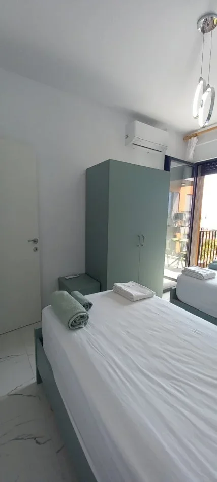 Tirane, jepet me qera apartament 2+1+Ballkon Kati 4, 100 m² 600 € (Oxhaku)