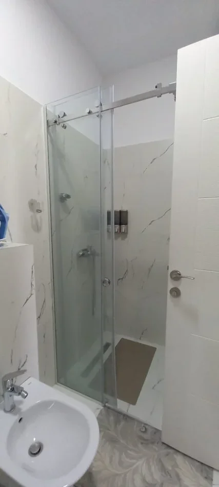 Tirane, jepet me qera apartament 2+1+Ballkon Kati 4, 100 m² 600 € (Oxhaku)