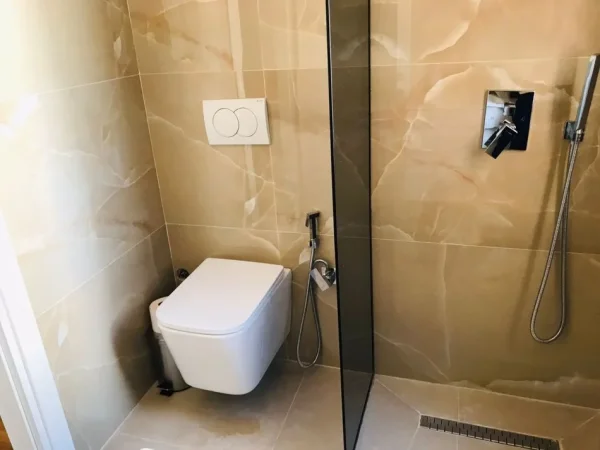 Tirane, jepet me qera apartament 1+1 Kati 5, 65 m² 650 € (Mine Peza)