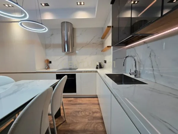 Tirane, jepet me qera apartament 2+1+Aneks+Ballkon Kati 5, 120 m² 1.501 € (Prane Toptanit)