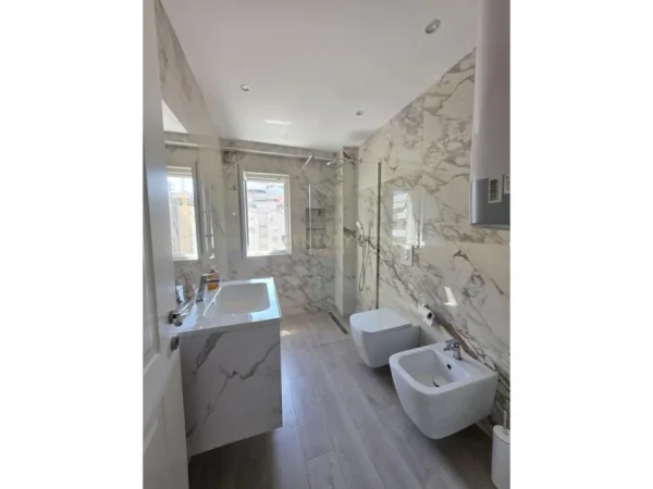 Tirane, jepet me qera apartament 2+1 Kati 3, 115 m² 1.000 € (ISH BLLOK)