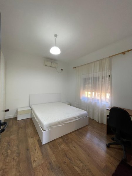 Tirane, jepet me qera apartament 2+1+Ballkon Kati 2, 100 m² 700 € (MINE PEZA)