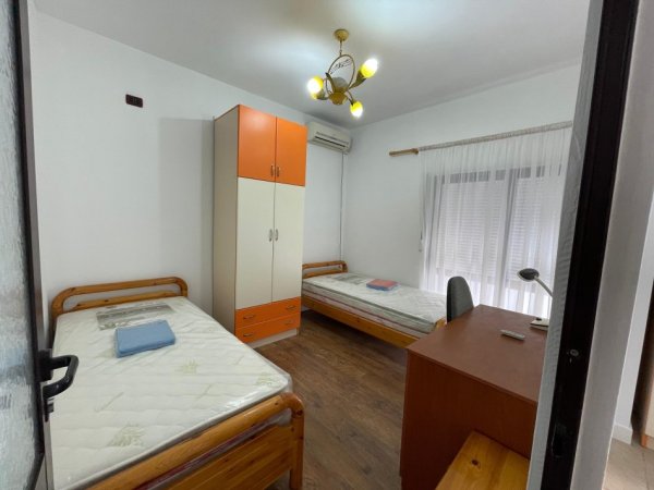 Tirane, jepet me qera apartament 2+1+Ballkon Kati 2, 100 m² 700 € (MINE PEZA)