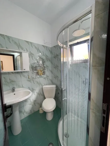 Tirane, jepet me qera apartament 2+1+Ballkon Kati 2, 100 m² 700 € (MINE PEZA)