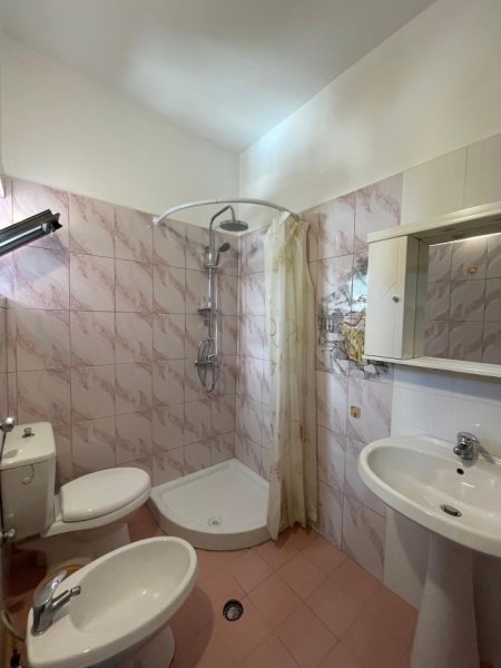 Tirane, jepet me qera apartament 2+1+Ballkon Kati 2, 100 m² 700 € (MINE PEZA)