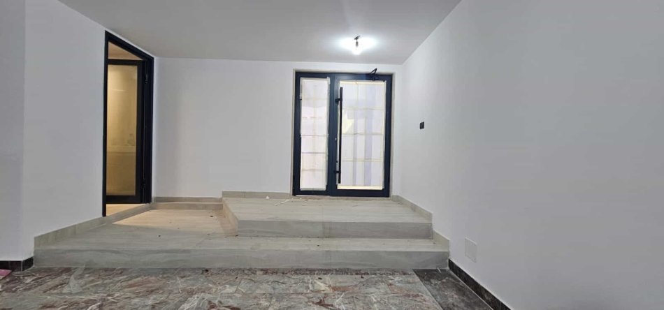 Tirane, jepet me qera dyqan Kati -1, 200 m² 4.000 € (sami frasheri)