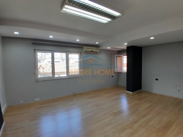 Tirane, jepet me qera apartament 2+1 Kati 2, 110 m² 800 € (Sheshi Willson)