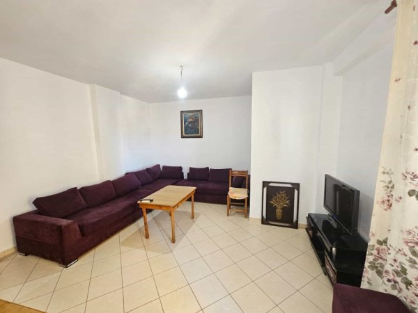 Tirane, jepet me qera apartament 1+1+Ballkon Kati 3, 60 m² 350 € (porcelan)