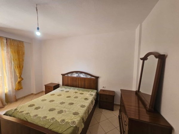 Tirane, jepet me qera apartament 1+1+Ballkon Kati 3, 60 m² 350 € (porcelan)
