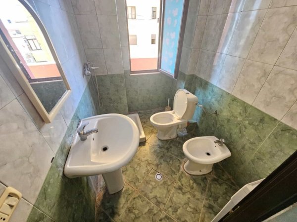 Tirane, jepet me qera apartament 1+1+Ballkon Kati 3, 60 m² 350 € (porcelan)