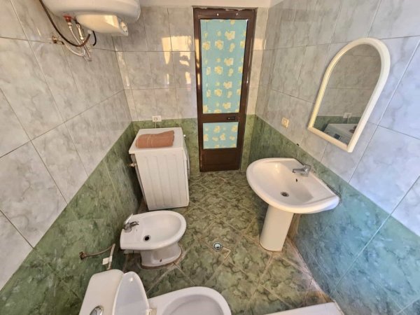 Tirane, jepet me qera apartament 1+1+Ballkon Kati 3, 60 m² 350 € (porcelan)