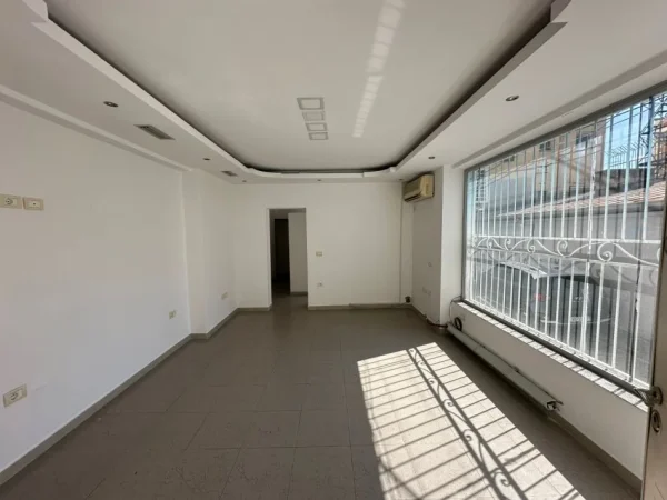 Tirane, jepet me qera zyre Kati 1, 100 m² 800 € (Mine Peza)