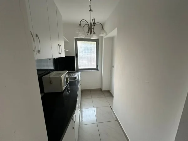 Tirane, jepet me qera zyre Kati 1, 100 m² 800 € (Mine Peza)