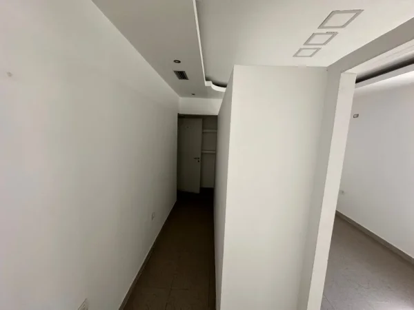 Tirane, jepet me qera zyre Kati 1, 100 m² 800 € (Mine Peza)