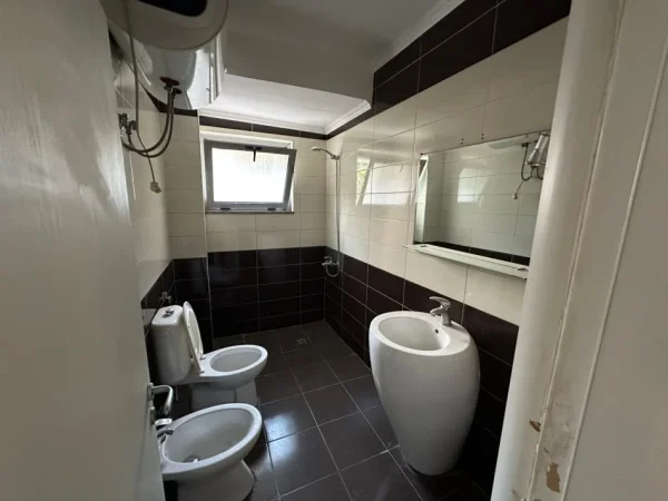 Tirane, jepet me qera zyre Kati 1, 100 m² 800 € (Mine Peza)