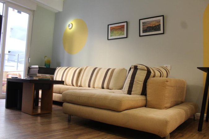 Tirane, jepet me qera apartament 1+1 Kati 2, 65 m² 600 € (Shkolla Petronini Luarasi)