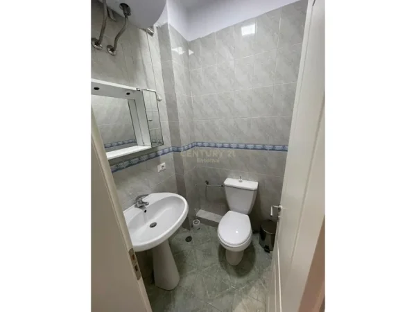 Tirane, jepet me qera apartament 3+1 Kati 4, 106 m² 930 € (IshSstacioni i Trenit)