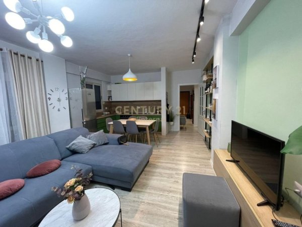Tirane, jepet me qera apartament 3+1 Kati 4, 106 m² 930 € (IshSstacioni i Trenit)