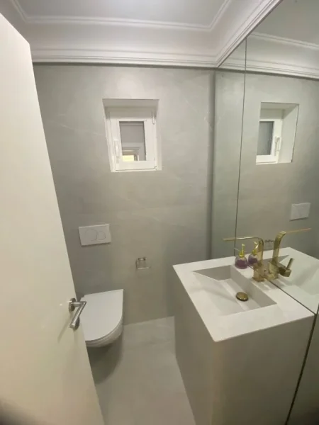 Tirane, jepet me qera zyre Kati 1, 130 m² 2.000 € (zogu i zi)