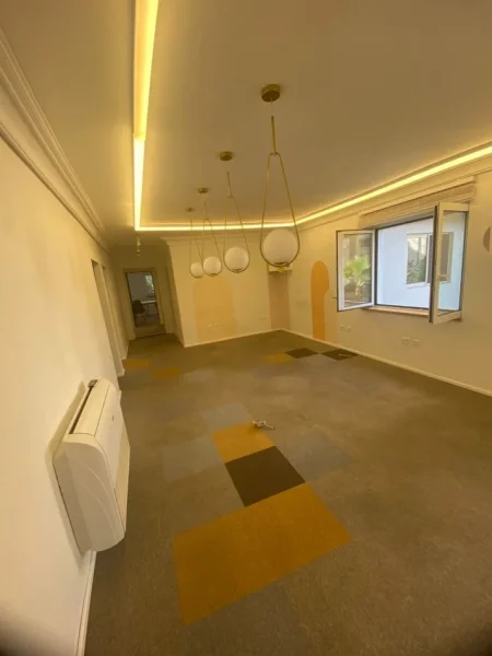 Tirane, jepet me qera ambjent biznesi Kati 1, 130 m² 2.000 € (rruga e durresit)