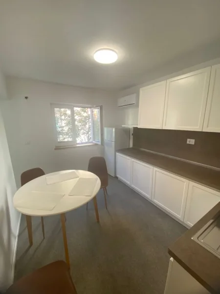 Tirane, jepet me qera zyre Kati 1, 130 m² 2.000 € (Rruga e durresit)