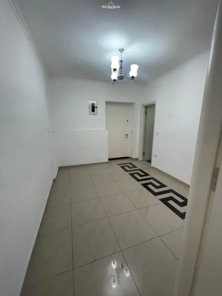 Tirane, jepet me qera zyre Kati 1, 100 m² 800 € (mine peza)