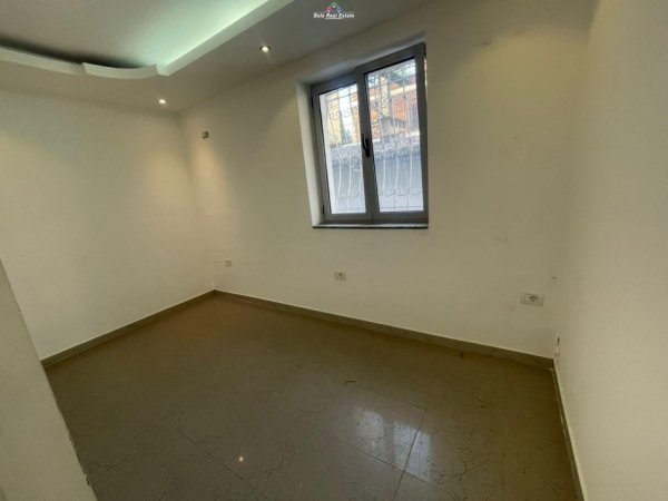Tirane, jepet me qera zyre Kati 1, 100 m² 800 € (mine peza)