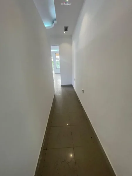 Tirane, jepet me qera zyre Kati 1, 100 m² 800 € (mine peza)