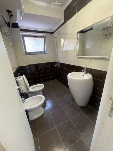 Tirane, jepet me qera zyre Kati 1, 100 m² 800 € (mine peza)