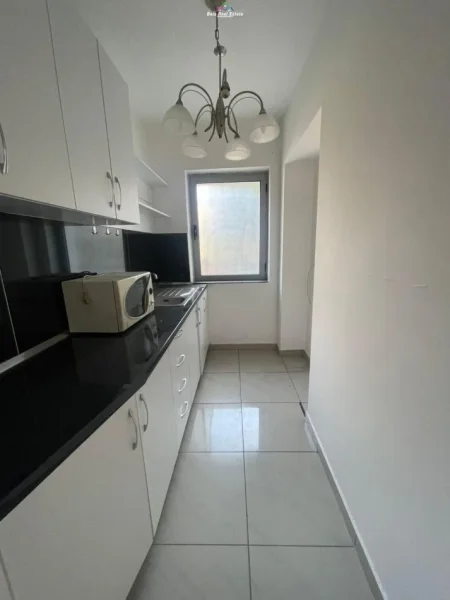 Tirane, jepet me qera zyre Kati 1, 100 m² 800 € (mine peza)