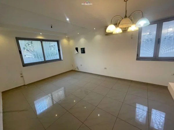 Tirane, jepet me qera zyre Kati 1, 100 m² 800 € (mine peza)