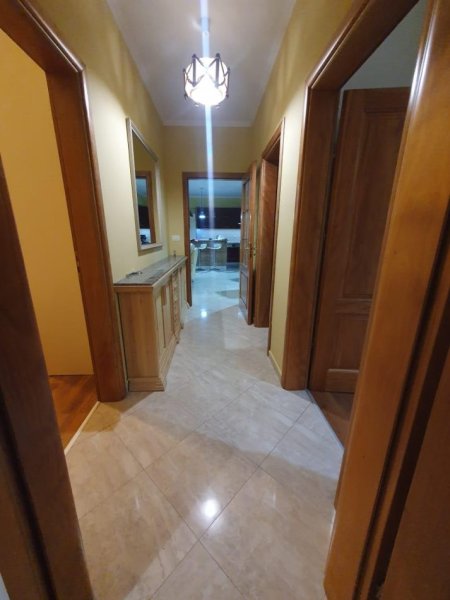 Tirane, jepet me qera apartament 3+1 Kati 2, 120 m² 800 € (Hotel Mondial)
