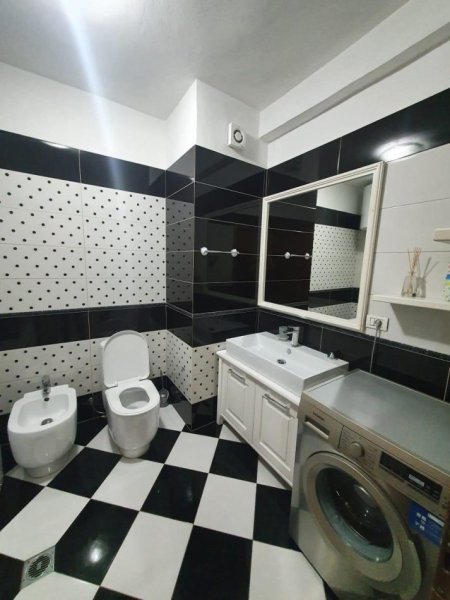 Tirane, jepet me qera apartament 3+1 Kati 2, 120 m² 800 € (Hotel Mondial)