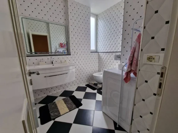 Tirane, jepet me qera apartament 2+1 Kati 8, 95 m² 750 € (QENDER)