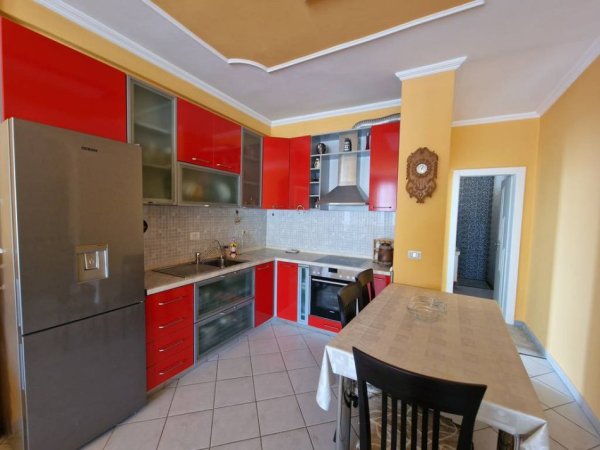 Tirane, jepet me qera apartament 2+1 Kati 8, 95 m² 750 € (QENDER)