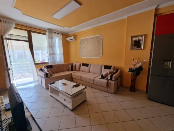 Tirane, jepet me qera apartament 2+1 Kati 8, 95 m² 750 € (QENDER)