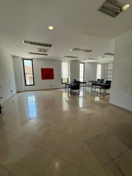 Tirane, jepet me qera zyre Kati 1, 66 m² 1.000 € (QENDER, PRANE TOPTANIT)