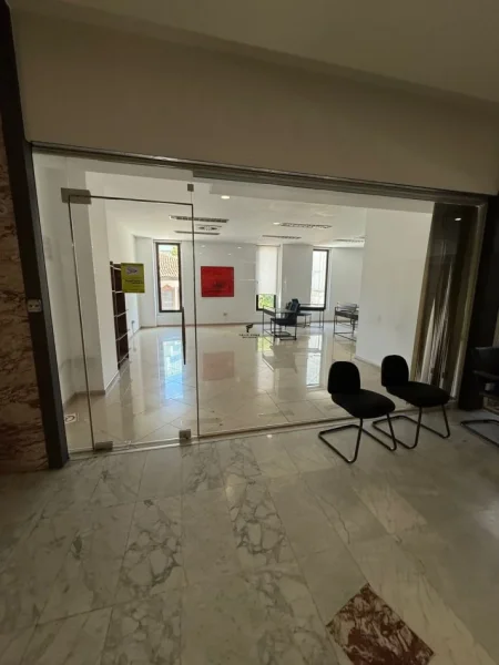 Tirane, jepet me qera zyre Kati 1, 66 m² 1.000 € (QENDER, PRANE TOPTANIT)