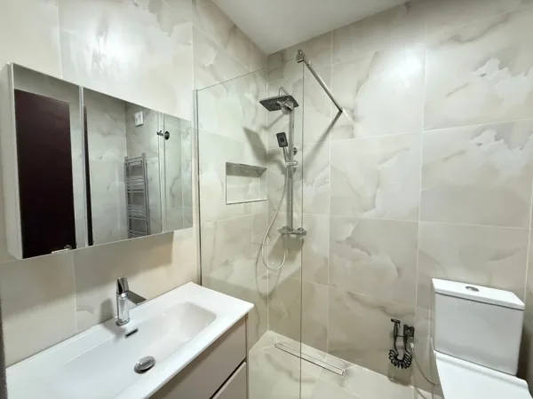 Tirane, jepet me qera apartament 2+1 Kati 3,