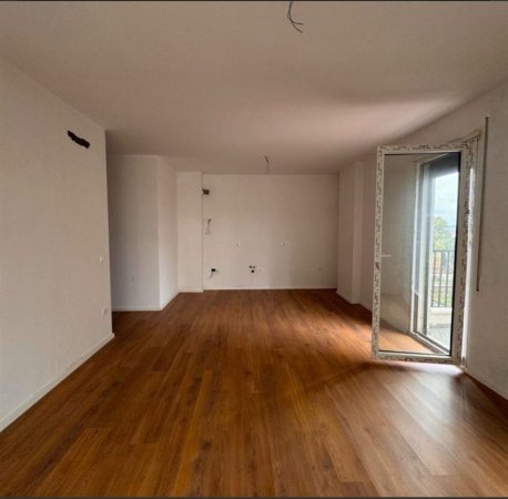 Tirane, jepet me qera apartament 2+1+Ballkon Kati 6, 100 m² 600 € (Zona Don Bosko, përballë Gjykatës Administrative të Shkallës së Parë)