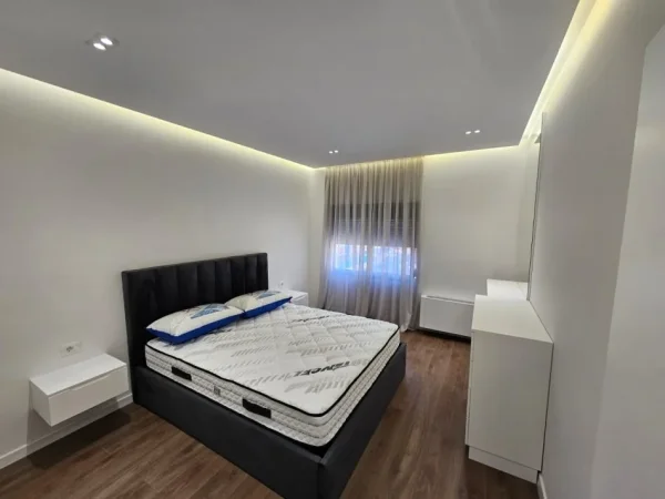 Tirane, jepet me qera apartament 2+1 , 100 m² 1.000 € (Rruga Him Kolli)
