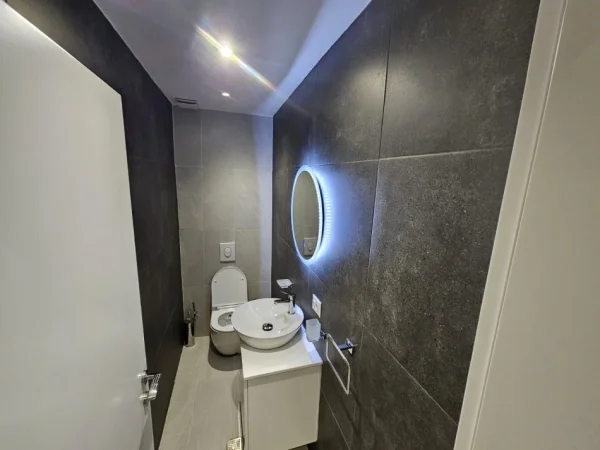 Tirane, jepet me qera apartament 2+1 , 100 m² 1.000 € (Rruga Him Kolli)